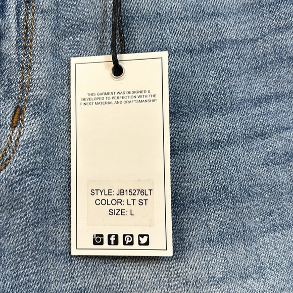 Judy Blue HW jean short. Inseam 5” front rise 10.5”. Listing is for a 3X. 15276 - Picture 2 of 7